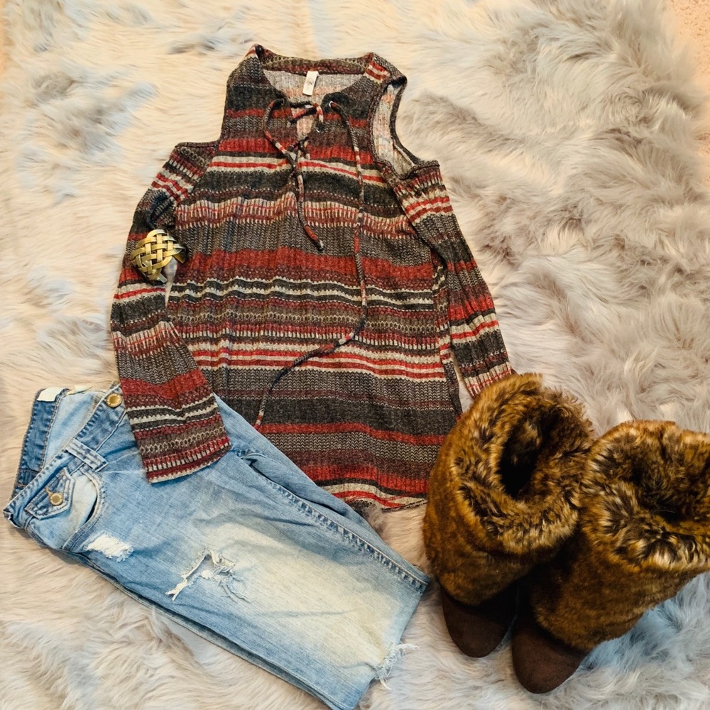 Cut out shoulder striped fall top.